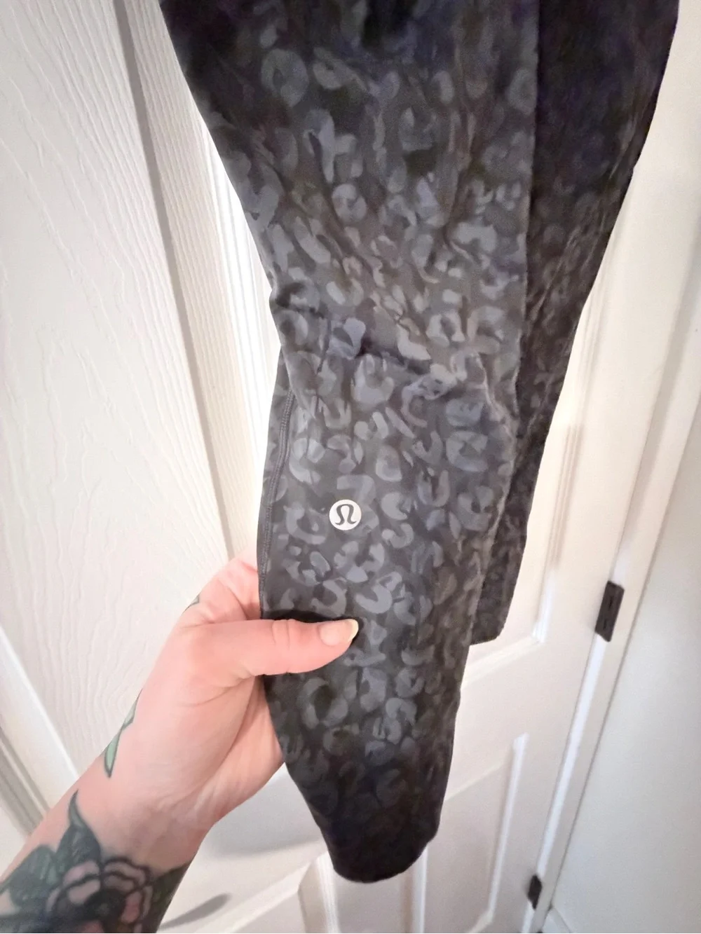 lululemon athletica wonder train black and grey leopard print size 8
